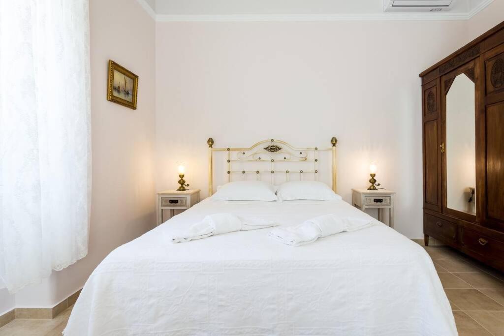 Neoclassical Flat With 2 Bedrooms In Piraeus Buitenkant foto