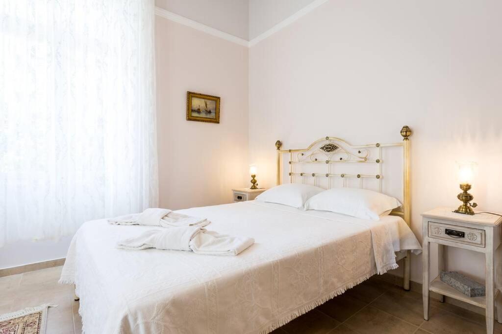 Neoclassical Flat With 2 Bedrooms In Piraeus Buitenkant foto
