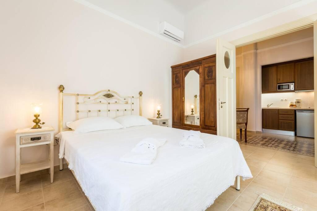 Neoclassical Flat With 2 Bedrooms In Piraeus Buitenkant foto