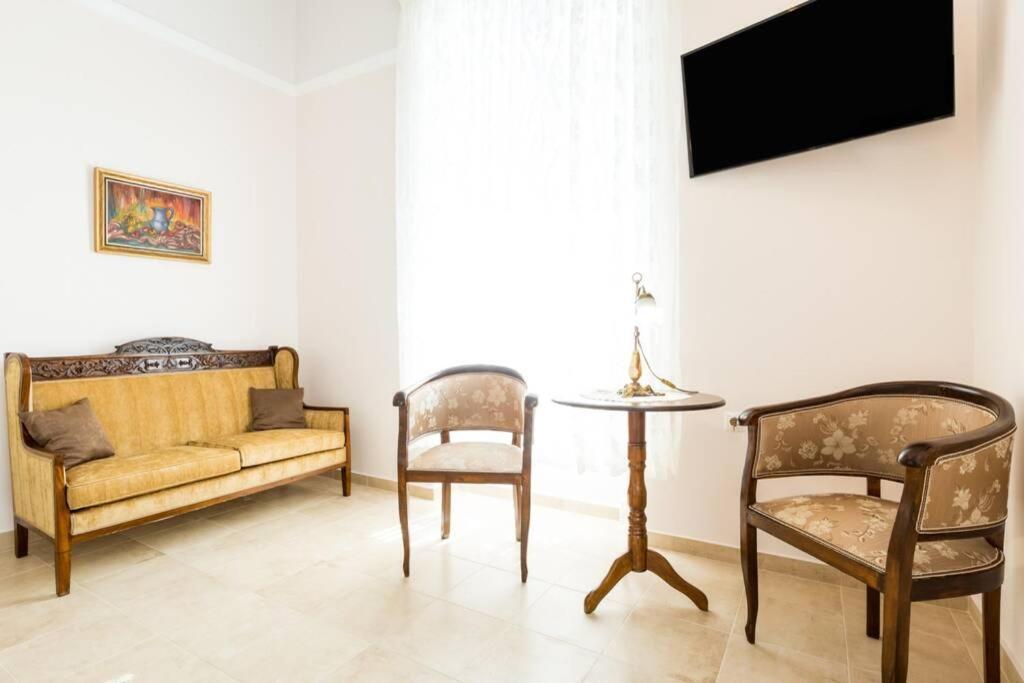 Neoclassical Flat With 2 Bedrooms In Piraeus Buitenkant foto
