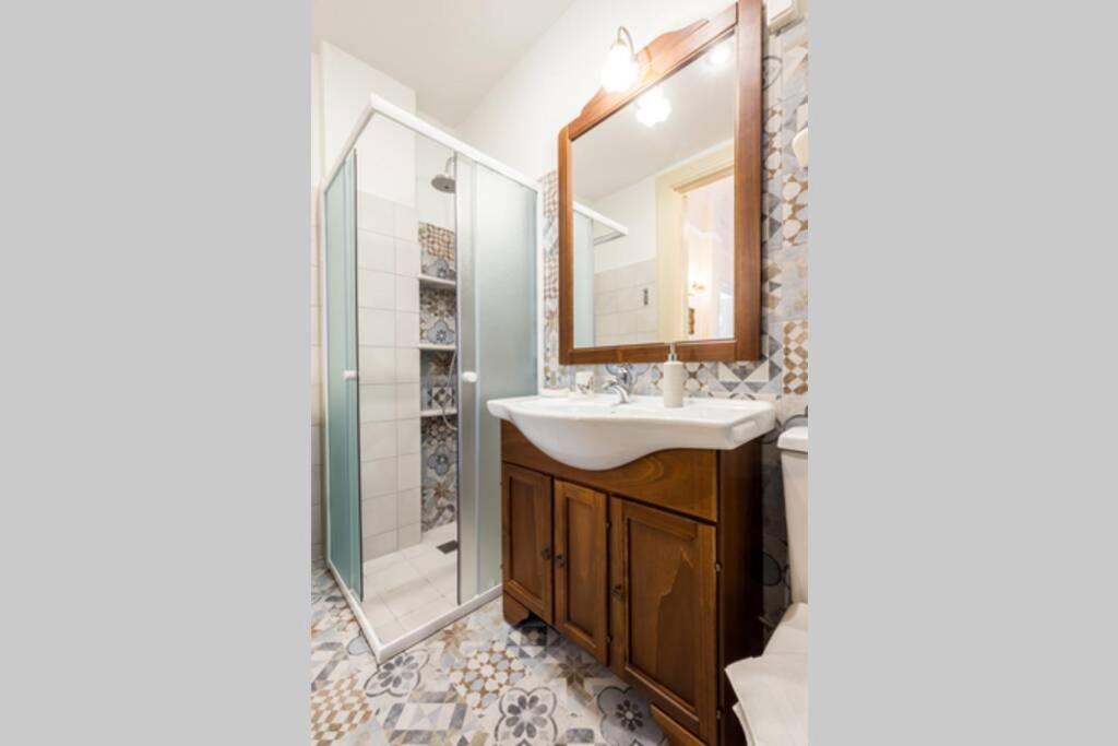 Neoclassical Flat With 2 Bedrooms In Piraeus Buitenkant foto