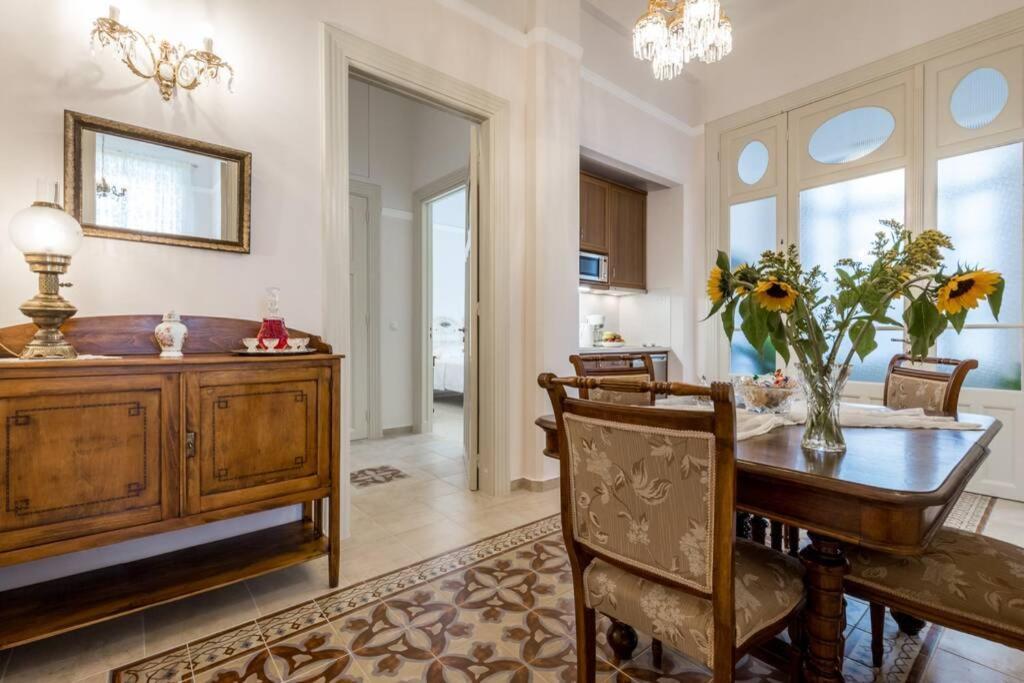 Neoclassical Flat With 2 Bedrooms In Piraeus Buitenkant foto