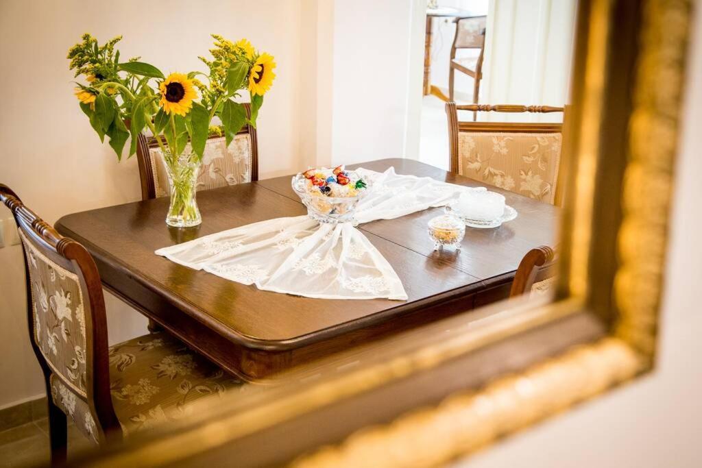 Neoclassical Flat With 2 Bedrooms In Piraeus Buitenkant foto