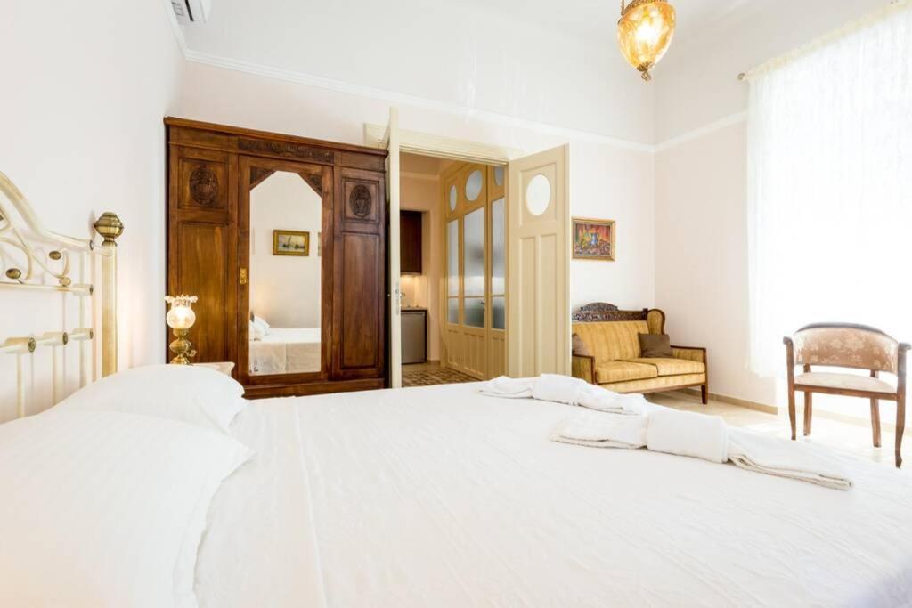 Neoclassical Flat With 2 Bedrooms In Piraeus Buitenkant foto
