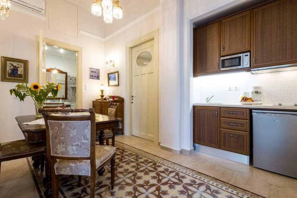 Neoclassical Flat With 2 Bedrooms In Piraeus Buitenkant foto